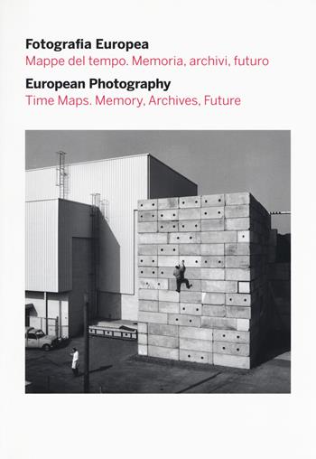 Fotografia europea. Mappe del tempo. Memoria, archivi, futuro-European photography. Time maps. Memory, archives, future. Catalogo della mostra (Reggio Emilia, 5 maggio - 9 luglio 2017)  - Libro Silvana 2017, Fotografia | Libraccio.it
