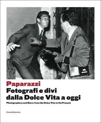 Arrivano i paparazzi. Fotografi e divi dalla Dolce Vita a oggi-Photographers and stars: from the Dolce Vita to the present. Catalogo della mostra (Torino, 13 settembre 2017-7 gennaio 2018). Ediz. illustrata  - Libro Silvana 2017, Fotografia | Libraccio.it