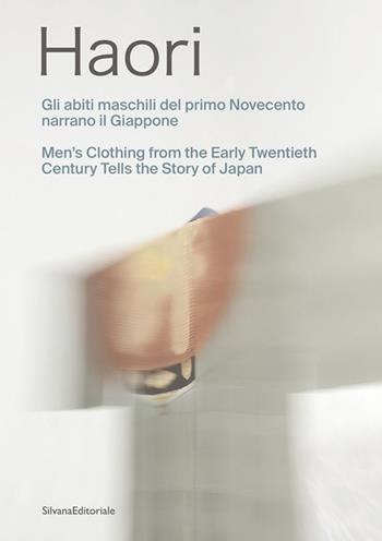 Haori. Gli abiti maschili del primo Novecento narrano il Giappone-Men's clothing from the Early Twentieth Century tells the story of Japan. Ediz. a colori  - Libro Silvana 2025, Moda e arti visive | Libraccio.it