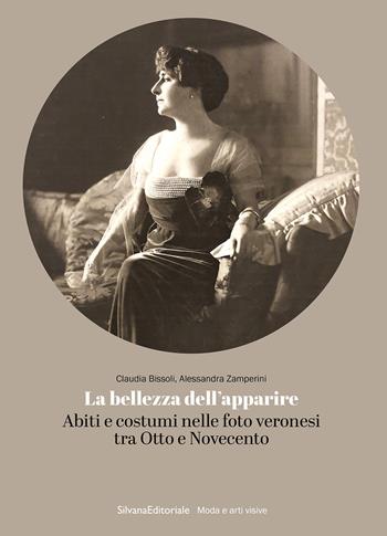 La bellezza dell’apparire. Abiti e costumi nelle foto veronesi tra Otto e Novecento - Claudia Bissoli, Alessandra Zamperini - Libro Silvana 2026, Moda e arti visive | Libraccio.it