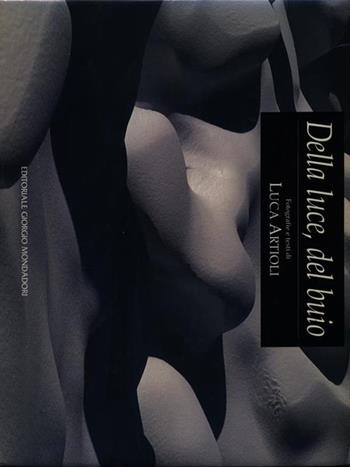 Della luce, del buio  - Libro Editoriale Giorgio Mondadori 1997 | Libraccio.it