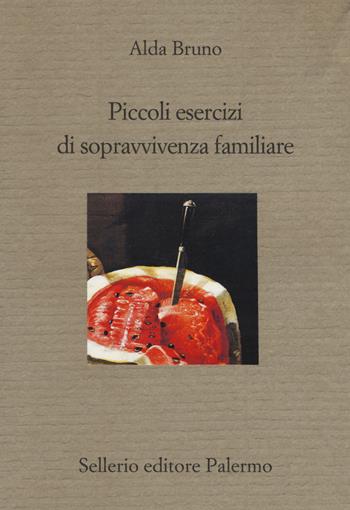 Piccoli esercizi di sopravvivenza familiare - Alda Bruno - Libro Sellerio Editore Palermo 2017, Il divano | Libraccio.it