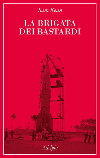 La Brigata dei bastardi. La vera storia degli scienziati e delle spie che sabotarono la bomba atomica nazista - Sam Kean - Libro Adelphi 2022 | Libraccio.it
