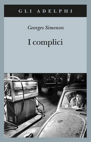 I complici - Georges Simenon - Libro Adelphi 2026, Gli Adelphi | Libraccio.it
