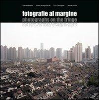 Fotografie al margine. Dalla società dell'immagine della società. Ediz. italiana e inglese  - Libro CARSA 2010, Fotografia | Libraccio.it