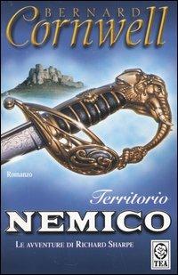 Territorio nemico - Bernard Cornwell - Libro TEA 2004, Teadue | Libraccio.it