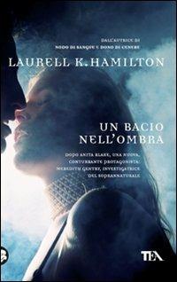 Un bacio nell'ombra - Laurell K. Hamilton - Libro TEA 2008, Teadue | Libraccio.it