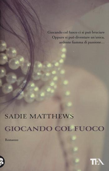 Giocando col fuoco - Sadie Matthews - Libro TEA 2013, Teadue | Libraccio.it