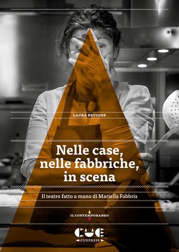 Nelle case, nelle fabbriche, in scena. Il teatro fatto a mano di Mariella Fabbris - Laura Bevione - Libro Cue Press 2019 | Libraccio.it