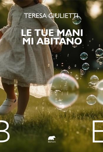 Le tue mani mi abitano - Teresa Giulietti - Libro Bertoni 2023 | Libraccio.it