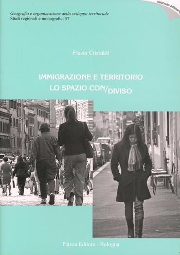 Immigrazione e territorio. Lo spazio con/diviso - Flavia Cristaldi - Libro Pàtron 2013, Studi regionali e monografici | Libraccio.it