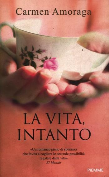 La vita, intanto - Carmen Amoraga - Libro Piemme 2012 | Libraccio.it
