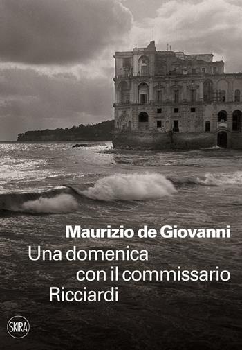 Una domenica con il commissario Ricciardi - Maurizio de Giovanni - Libro Skira 2015, StorieSkira | Libraccio.it