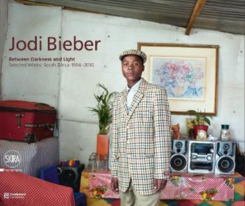 Jodi Bieber. Between darkness and light. Selected works: South Africa 1994-2010. Ediz. italiana e inglese - Jodi Bieber - Libro Skira 2017, Fotografia | Libraccio.it