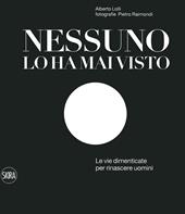 Nessuno lo ha mai visto. Le vie dimenticate per rinascere. Ediz. italiana e inglese