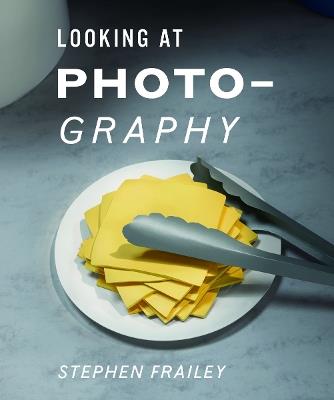 Looking at photography  - Libro Damiani 2020 | Libraccio.it