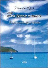 Tra terra e mare. Dedicato ai messaggeri del mare - Vittorina Ricci - Libro Simple 2013 | Libraccio.it