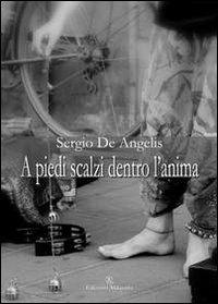 A piedi scalzi dentro l'anima - Sergio De Angelis - Libro Ass. Akkuaria 2013, Lo specchio di Akkuaria | Libraccio.it