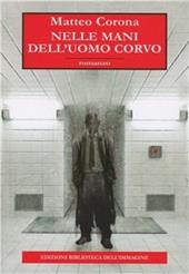 Nelle mani dell'uomo corvo