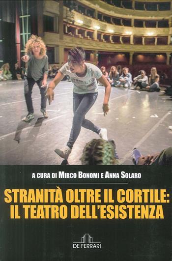 Stranità oltre il cortile: il teatro dell'esistenza - Mirco Bonomi, Anna Solaro - Libro De Ferrari 2018 | Libraccio.it