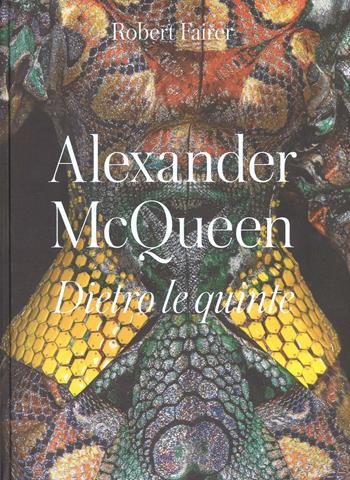 Alexander McQueen. Dietro le quinte - Robert Fairer - Libro 24 Ore Cultura 2016 | Libraccio.it