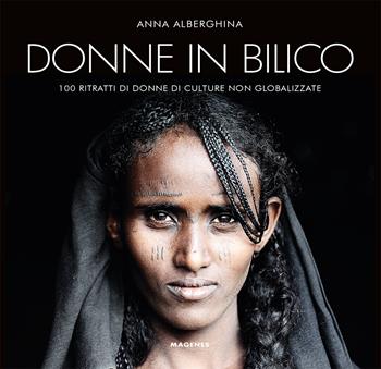 Donne in bilico. 100 ritratti di donne di culture non globalizzate. Ediz. italiana e inglese - Anna Alberghina - Libro Magenes 2022, Beaux livres | Libraccio.it