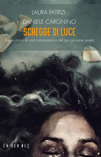 Schegge di luce. Breve storia di una romanziera e del suo giovane poeta - Laura Patrizi, Daniele Cargnino - Libro Ensemble 2021, Officina | Libraccio.it