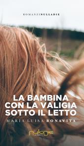 La bambina con la valigia sotto il letto