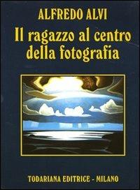 Il ragazzo al centro della fotografia - Alfredo Alvi - Libro Todariana 2009, Nuovi shocks | Libraccio.it