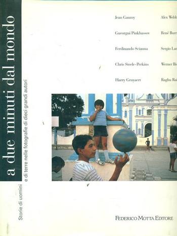 A due minuti dal mondo. Storie di uomini e di terre nelle fotografie di dieci grandi autori  - Libro 24 Ore Cultura 1996 | Libraccio.it