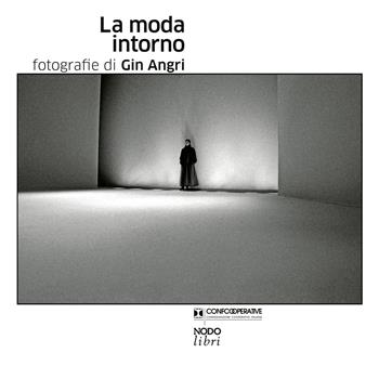 La moda intorno. Ediz. illustrata - Gin Angri - Libro Nodolibri 2023 | Libraccio.it