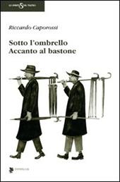 Sotto l'ombrello accanto al bastone