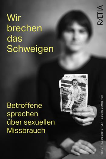 Wir brechen das schweigen. Betroffene sprechen über sexuellen Missbrauch - Veronika Oberbichler, Georg Lembergh - Libro Raetia 2022 | Libraccio.it