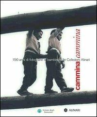 Cammina cammina. 150 anni di fotografie di bambini nelle Collezioni Alinari. Ediz. illustrata  - Libro Alinari IDEA 2010, La fotografia racconta | Libraccio.it