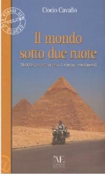 Il mondo sotto due ruote. 70.000 km attraverso i cinque continenti - Ciocio Cavallo - Libro L'Artistica Editrice 2008, Arpimedia.2 Libri di viaggio | Libraccio.it