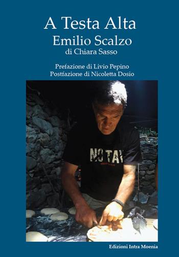 A testa alta. Emilio Scalzo - Chiara Sasso - Libro Intra Moenia 2021 | Libraccio.it