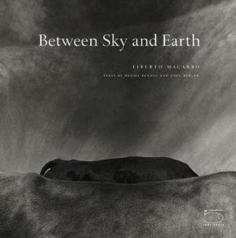 Between sky and earth - Liberto Macarro - Libro 5 Continents Editions 2006 | Libraccio.it