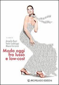 Moda oggi fra lusso e low-cost  - Libro Arcipelago Edizioni 2009 | Libraccio.it
