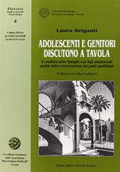 Adolescenti e genitori discutono a tavola. Il conflitto nelle famiglie con figli adolescenti