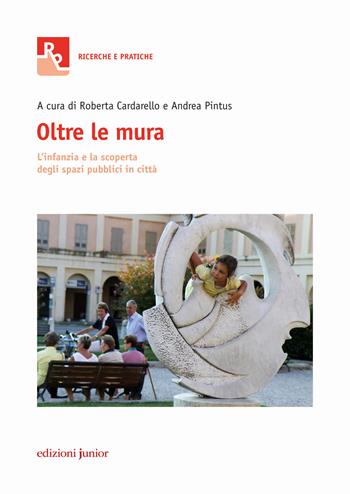 Oltre le mura. L'infanzia e la scoperta degli spazi pubblici in città  - Libro Edizioni Junior 2019 | Libraccio.it