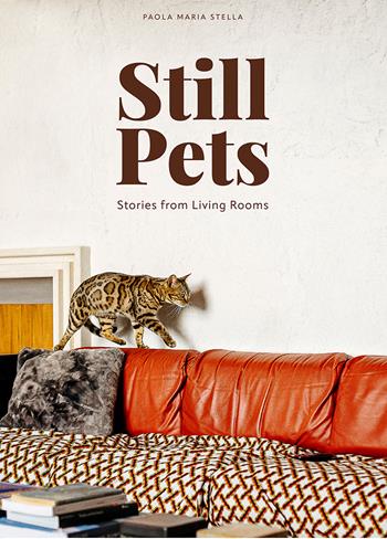 Still pets. Stories from living rooms. Ediz. italiana e inglese - Paola Maria Stella - Libro Antiga Edizioni 2025 | Libraccio.it