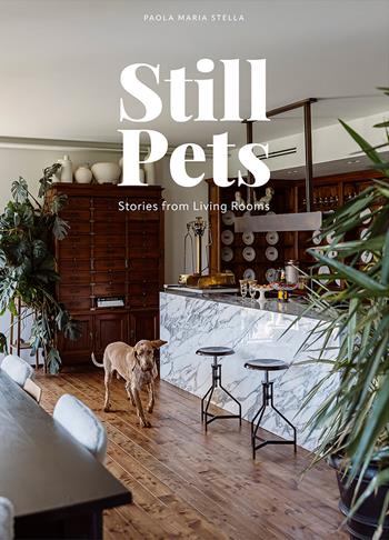 Still pets. Stories from living rooms. Dogs. Ediz. italiana e inglese - Paola Maria Stella - Libro Antiga Edizioni 2025 | Libraccio.it