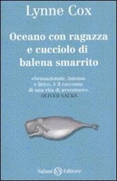 Oceano con ragazza e cucciolo di balena smarrito