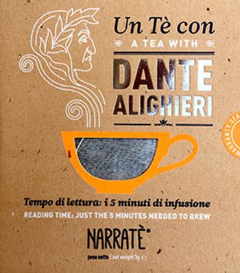 Un tè con Dante Alighieri. Tempo di lettura: i 5 minuti di infusione-A tea with Dante Alighieri. Reading time: just the 5 minutes needed to brew. Ediz. bilingue. Con tea bag - Angelo Chiaretti - Libro Narratè 2017, NarraPeople | Libraccio.it