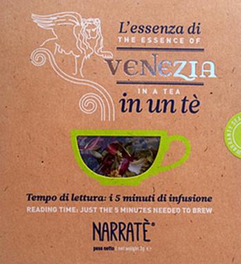 L'essenza di Venezia in un tè. Tempo di lettura: i 5 minuti di infusioine-The essence of Venice in a tea. Reading time: just the 5 minutes needed to brew. Ediz. bilingue. Con tea bag - Michele Gnesotto - Libro Narratè 2016, NarraPlanet | Libraccio.it