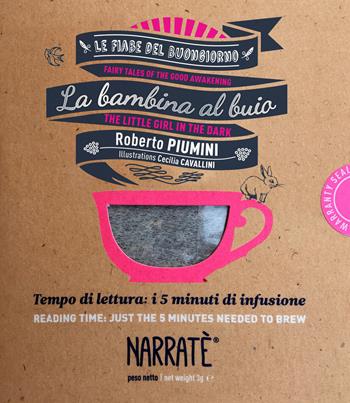 La bambina al buio. Tempo di lettura: i 5 minuti di infusione-The little girl in the dark. Reading time: just the 5 minutes needed to brew. Ediz. bilingue. Con tea bag - Roberto Piumini - Libro Narratè 2017, Le fiabe del buongiorno | Libraccio.it