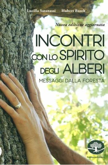 Incontri con lo spirito degli alberi. Messaggi dalla foresta. Nuova ediz. - Hubert Bösch, Lucilla Satanassi - Libro Humus 2022 | Libraccio.it