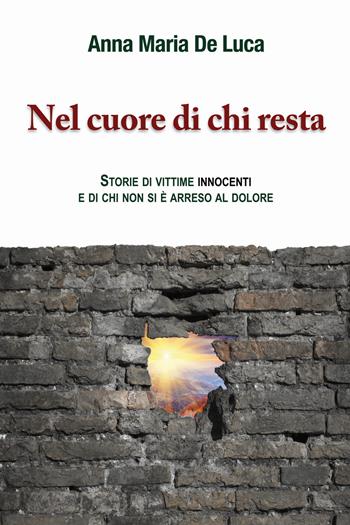 Nel cuore di chi resta. Storie di vittime innocenti e di chi non si è arreso al dolore - Anna Maria De Luca - Libro Edizioni Eraclea 2015 | Libraccio.it