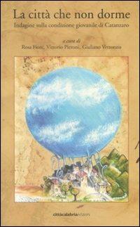 La città che non dorme. Indagine sulla condizione giovanile di Catanzaro  - Libro Città Calabria Edizioni 2009 | Libraccio.it