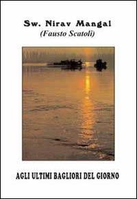 Agli ultimi bagliori del giorno - Swami Mangal Niraw - Libro Carta e Penna 2005, Il libro dei racconti | Libraccio.it